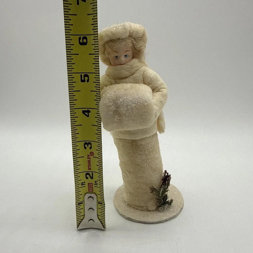 Yvonne‎ Carpenter Snickers & Kringles 1997 Snow Girl w/ Muff Figurine Christmas